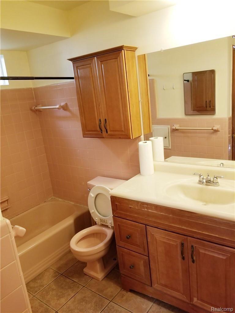 29333 Ridgefield Avenue Warren, MI 48088 - Photo 20 of 27 20181001_004802.jpg