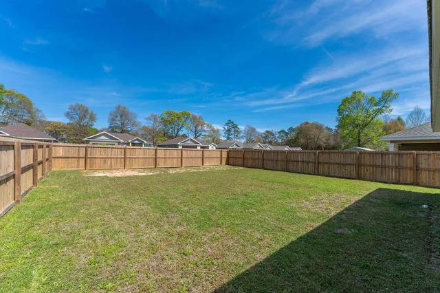 a view of a backyard