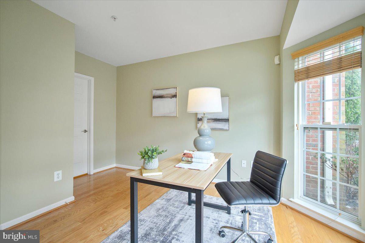 607 Gatestone Street Gaithersburg, MD 20878 - Photo 4 of 31 W/ walk-in closet