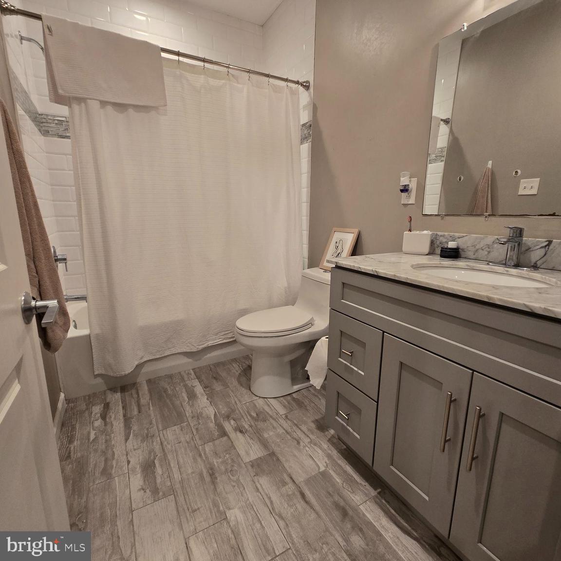 4309 Main Street, Unit 2 Philadelphia, PA 19127 - Photo 10 of 17 Hall Bath
