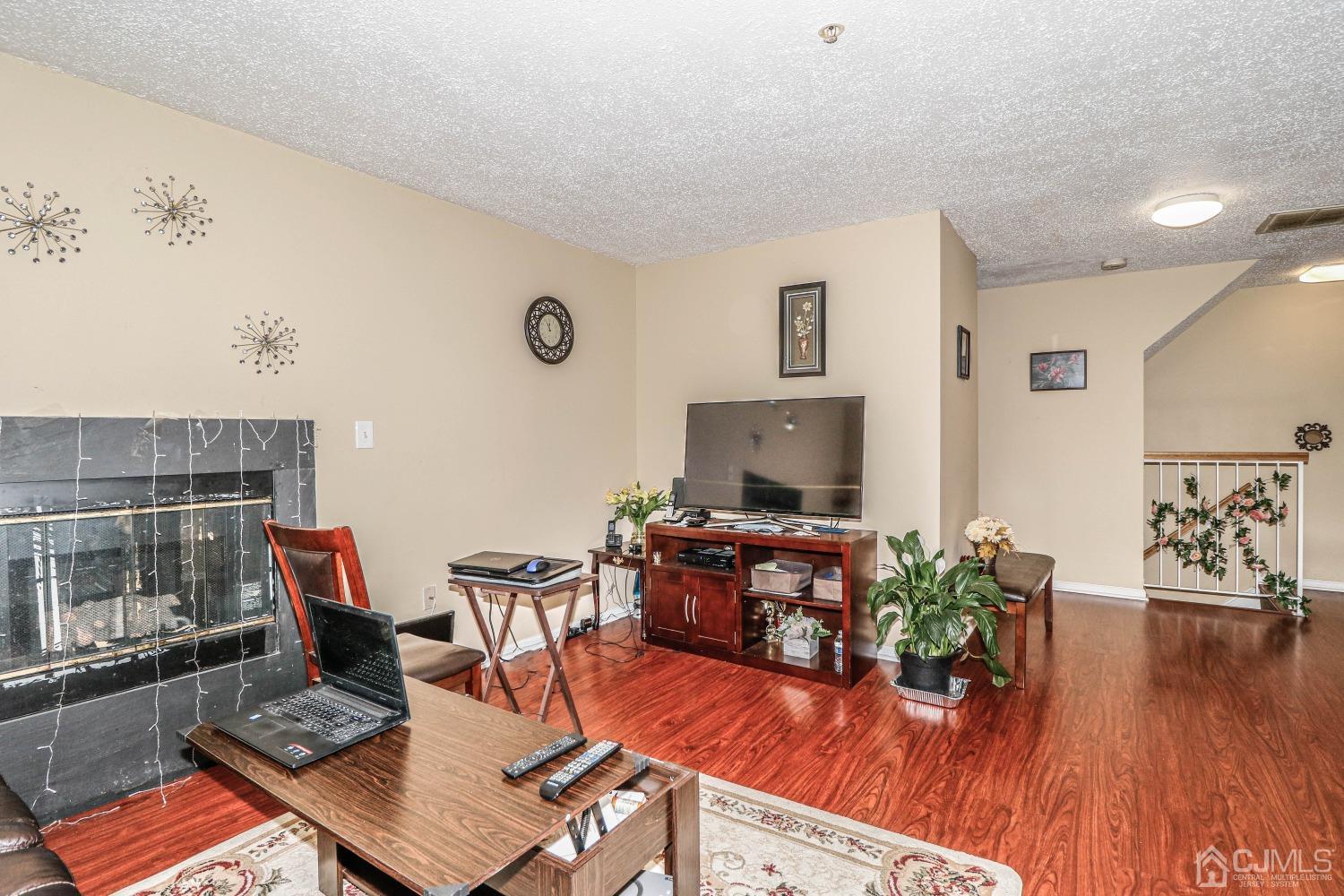 44 Prestwick Way Edison, NJ 08820 - Photo 3 of 22 Gallery Image 3