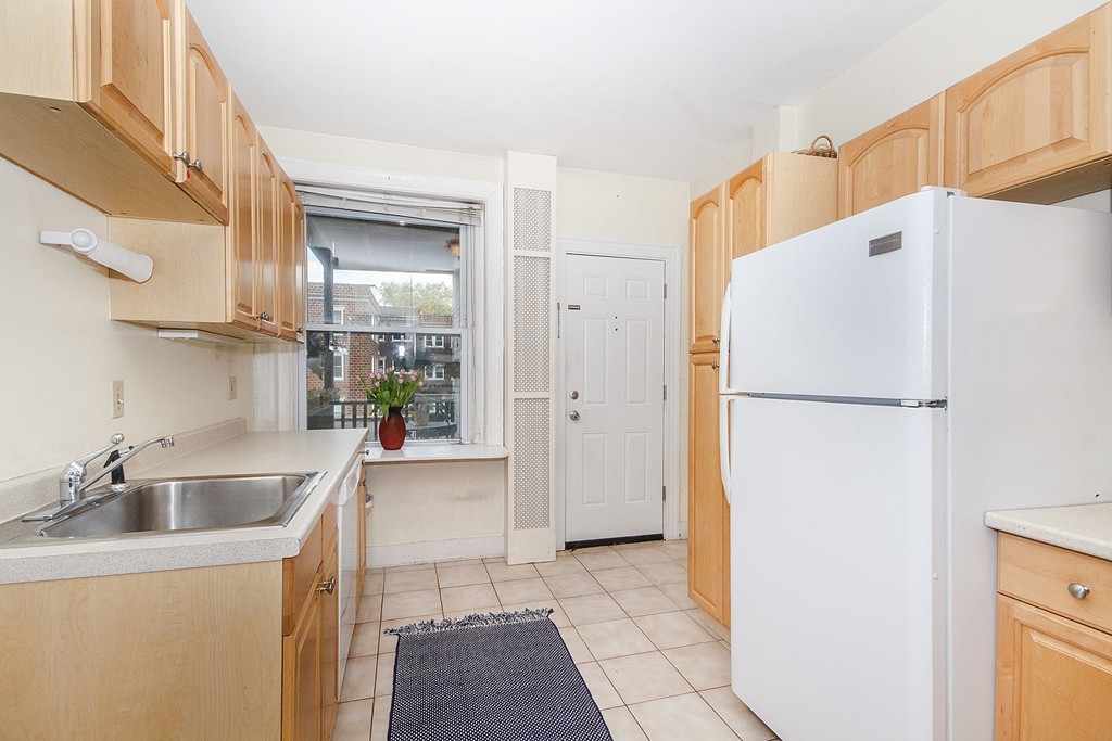 61 Thatcher Street, Unit 3 Brookline, MA 02446 - Photo 13 of 22