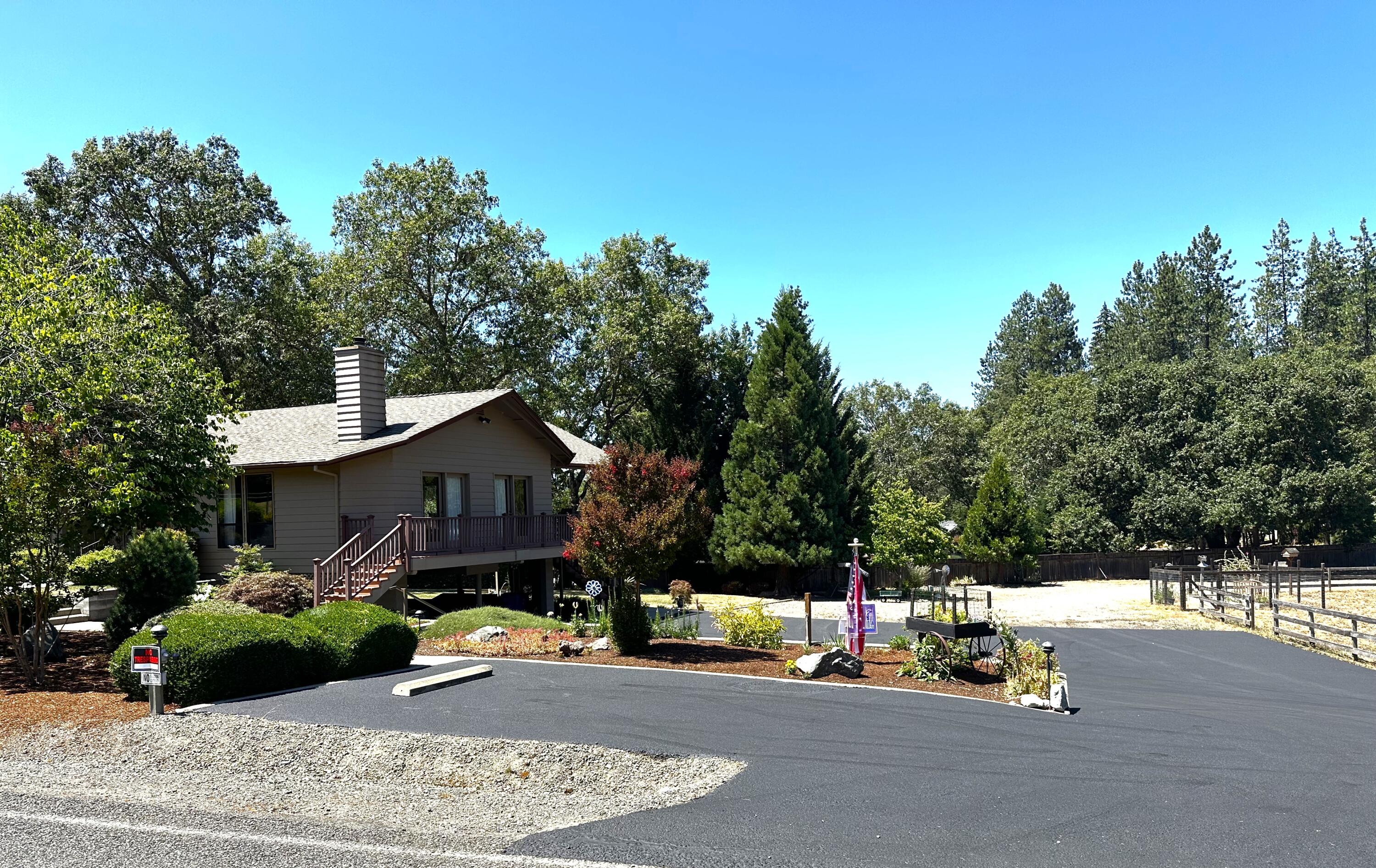462 Espey Road Grants Pass, OR 97527 - Photo 2 of 41 Newly chip-sealed