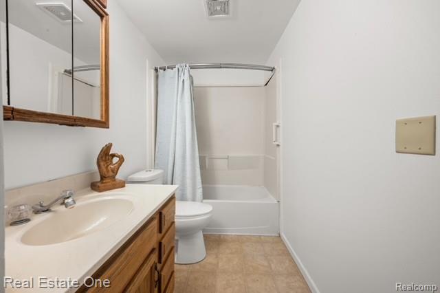 11099 North Irish Road Otisville, MI 48463 - Photo 8 of 23 Full bath with vanity and shower / bathtub combination