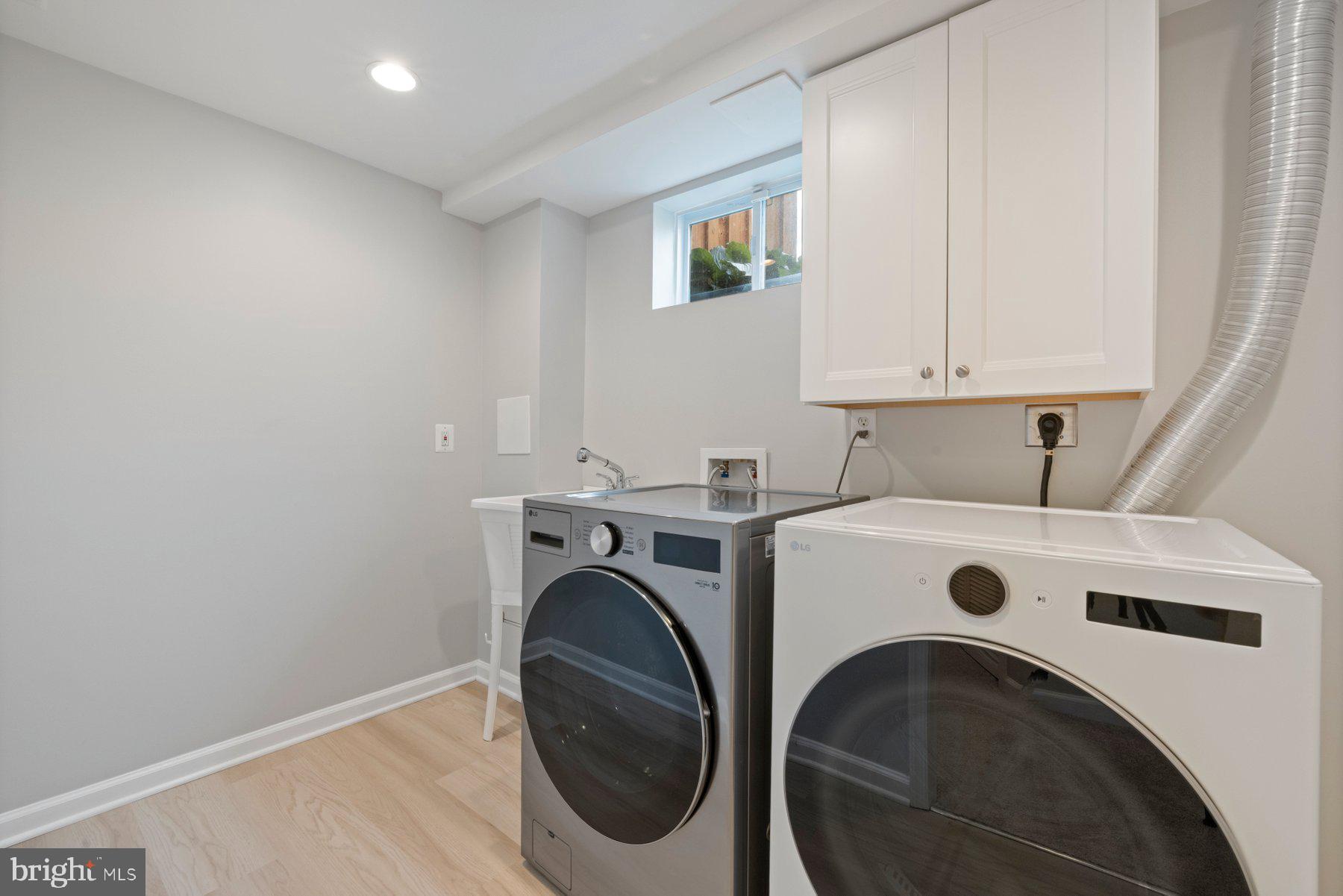 7518 Candytuft Court Springfield, VA 22153 - Photo 37 of 47 a utility room with dryer and washer