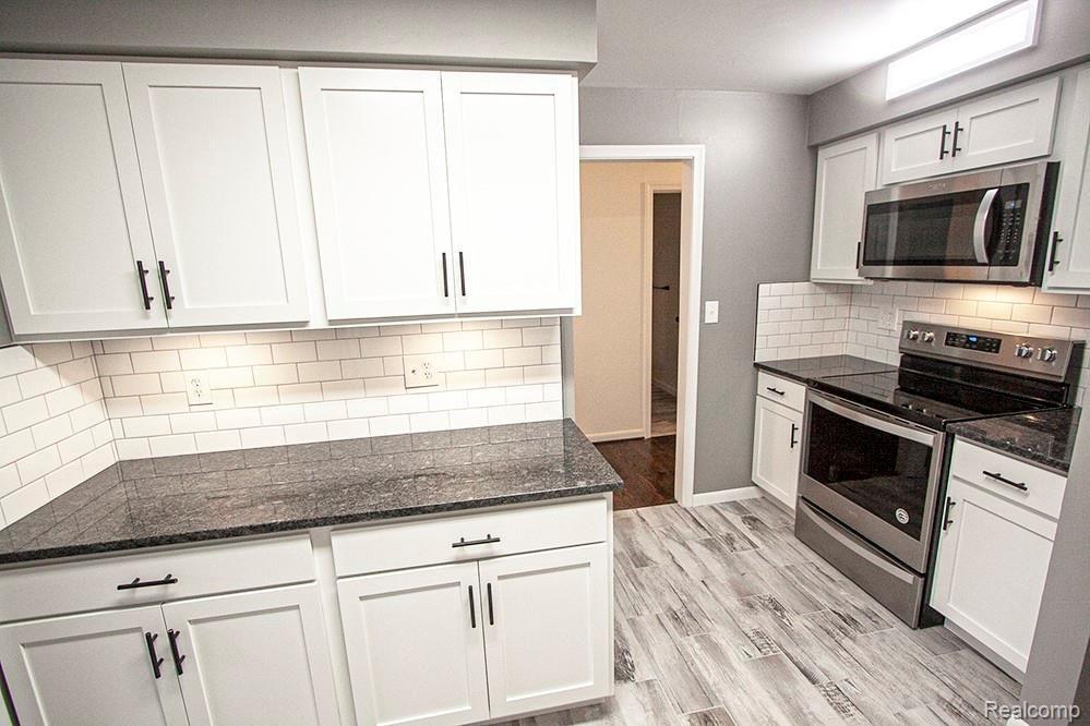 4043 West Maple Road, Unit 102 Bloomfield Hills, MI 48301 - Photo 6 of 22 IMG_6519.jpg