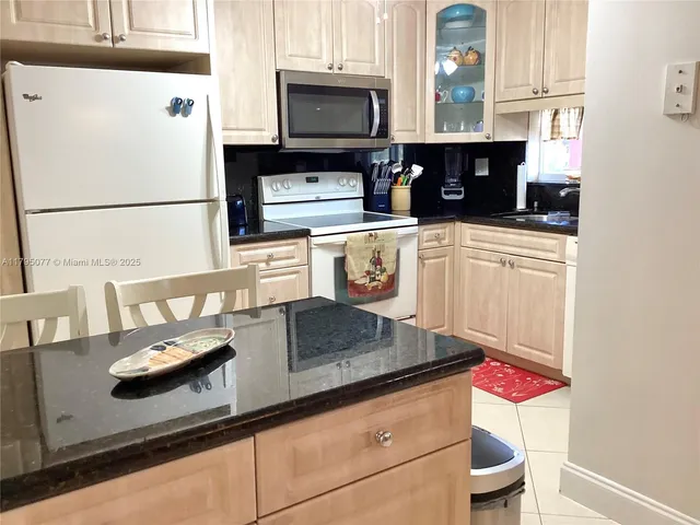 $2,000 | 8962 South Hollybrook Boulevard, Unit 305, Pembroke Pines, FL 33025