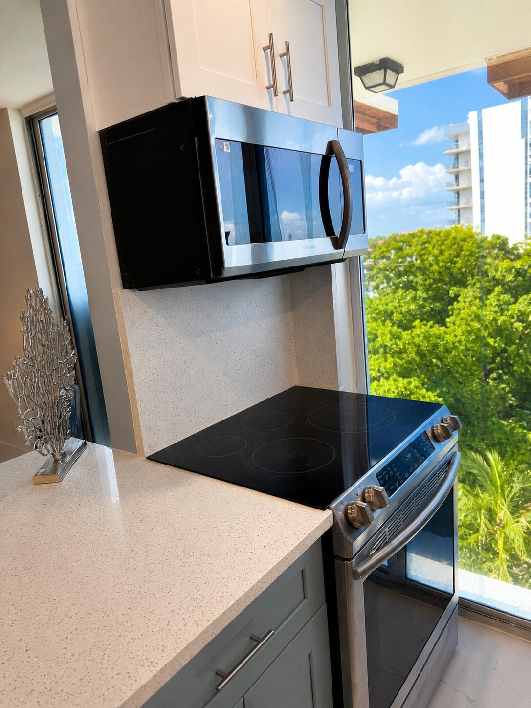 1505 North Riverside Drive, Unit 508 Pompano Beach, FL 33062 - Photo 4 of 31 Microwave, stove