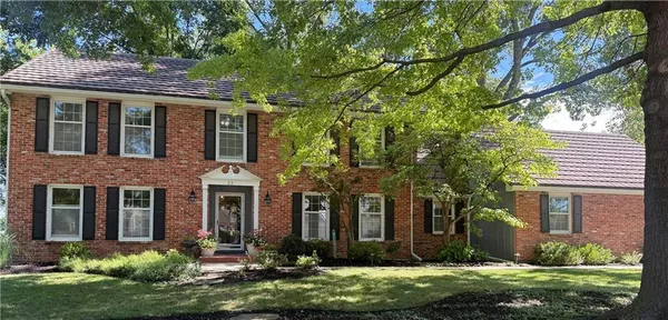 $550,000 | 22 Northeast Bayview Drive, Lee's Summit, MO 64064