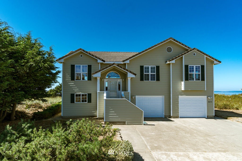 2013 West Beach Road Oak Harbor, WA 98277 - Photo 1 of 25 Gallery Image 1