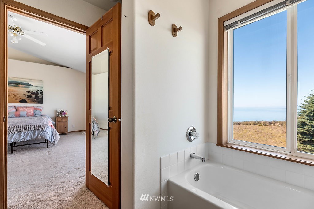 2013 West Beach Road Oak Harbor, WA 98277 - Photo 11 of 25 Gallery Image 11
