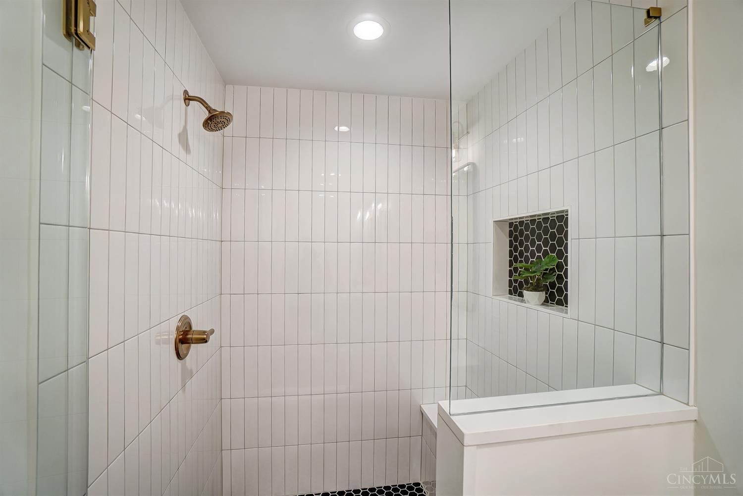 6908 Roe Street Cincinnati, OH 45227 - Photo 18 of 33