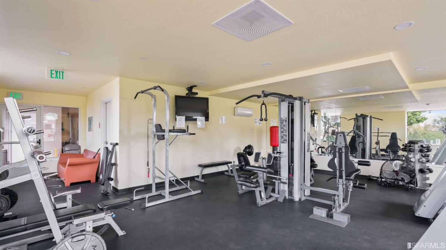 301 Crescent Court, Unit 3117 San Francisco, CA 94134 - Photo 22 of 34 a view of a room with gym equipment