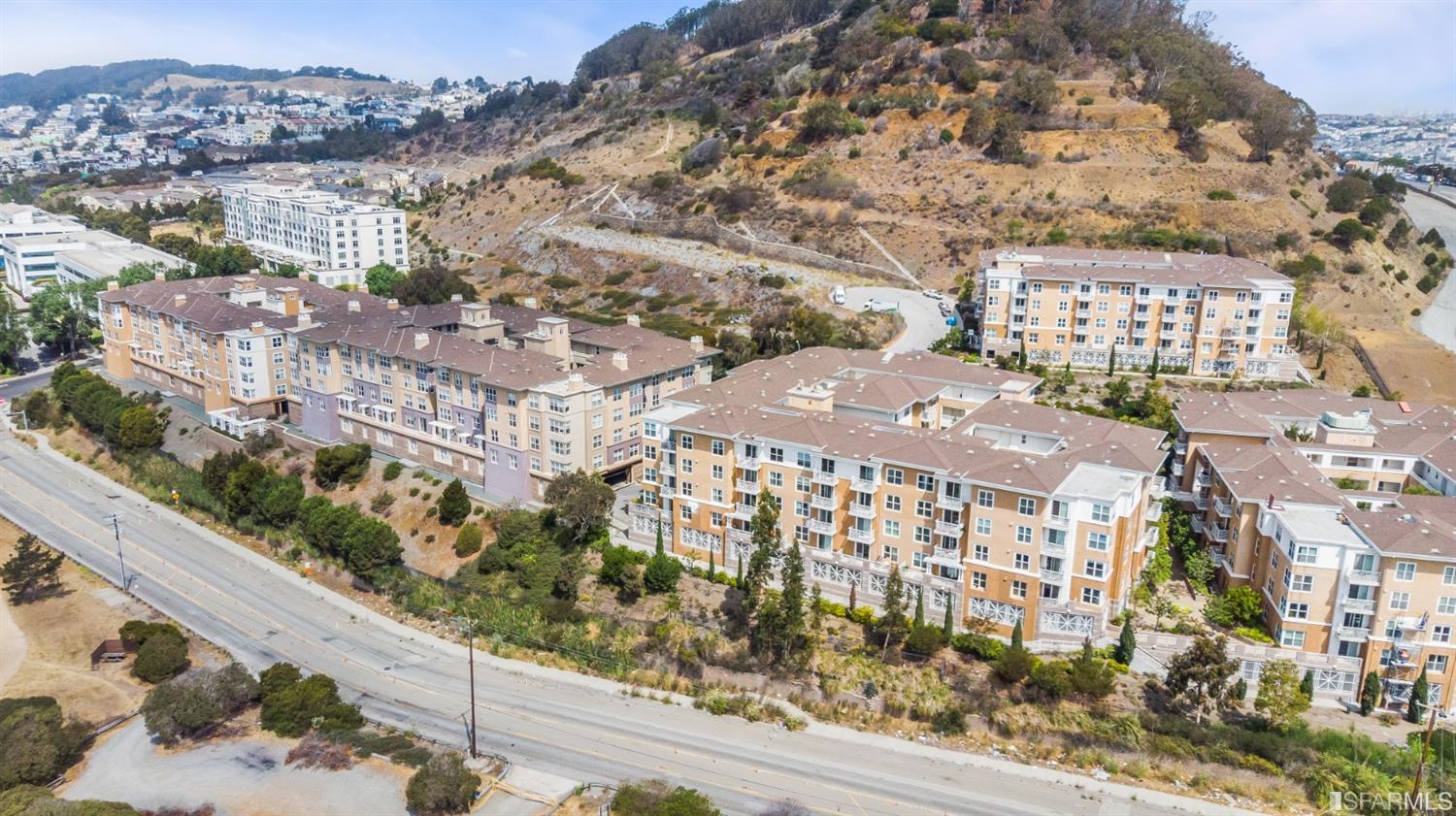 301 Crescent Court, Unit 3117 San Francisco, CA 94134 - Photo 26 of 34 a view of a city with tall buildings