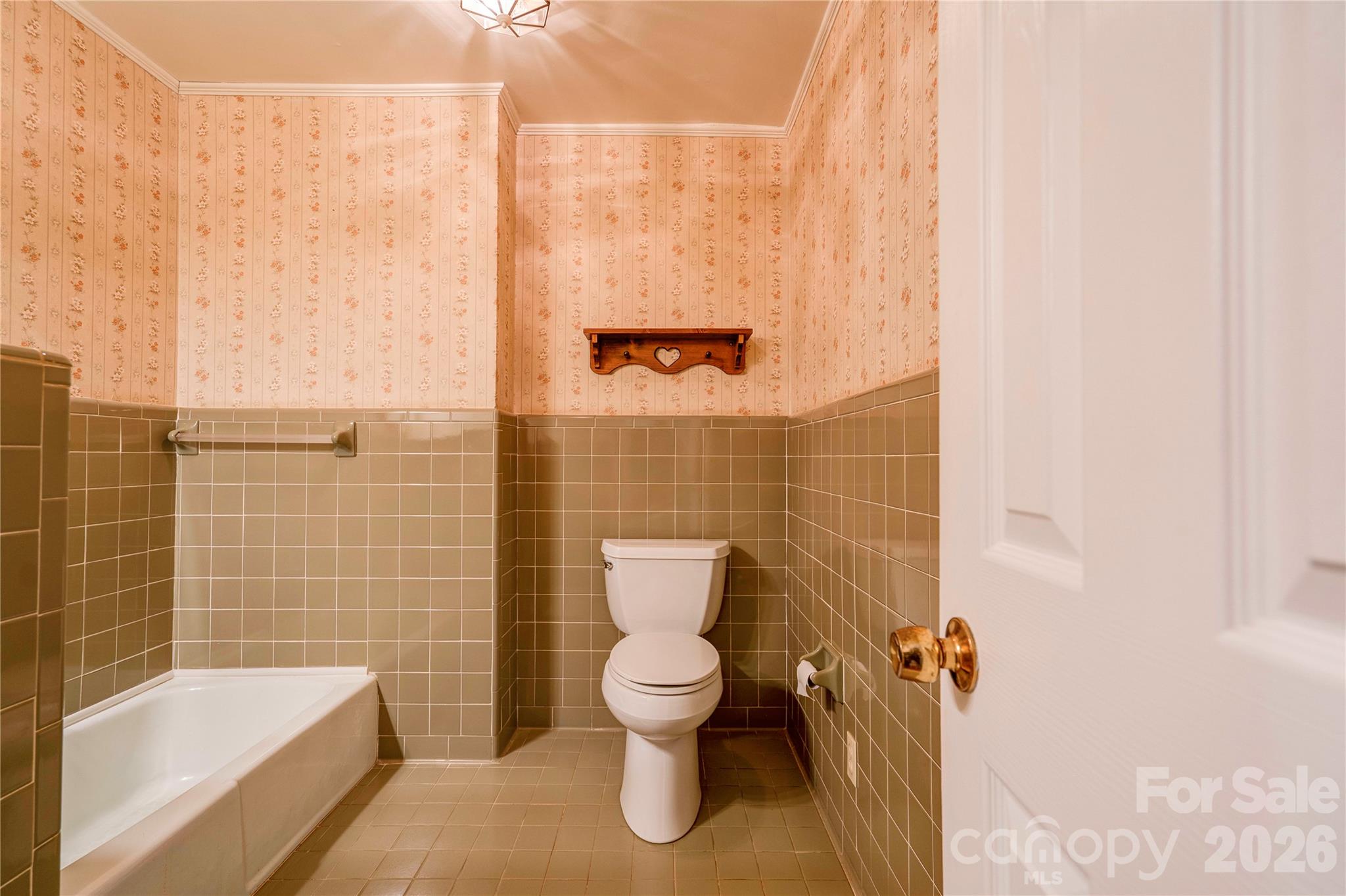 431 North Main Street Shelby, NC 28152 - Photo 18 of 37 a bathroom with a toilet and a bathtub