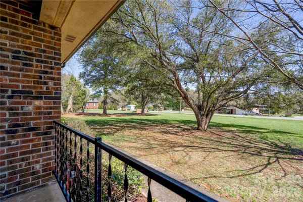 a view of a yard with a house