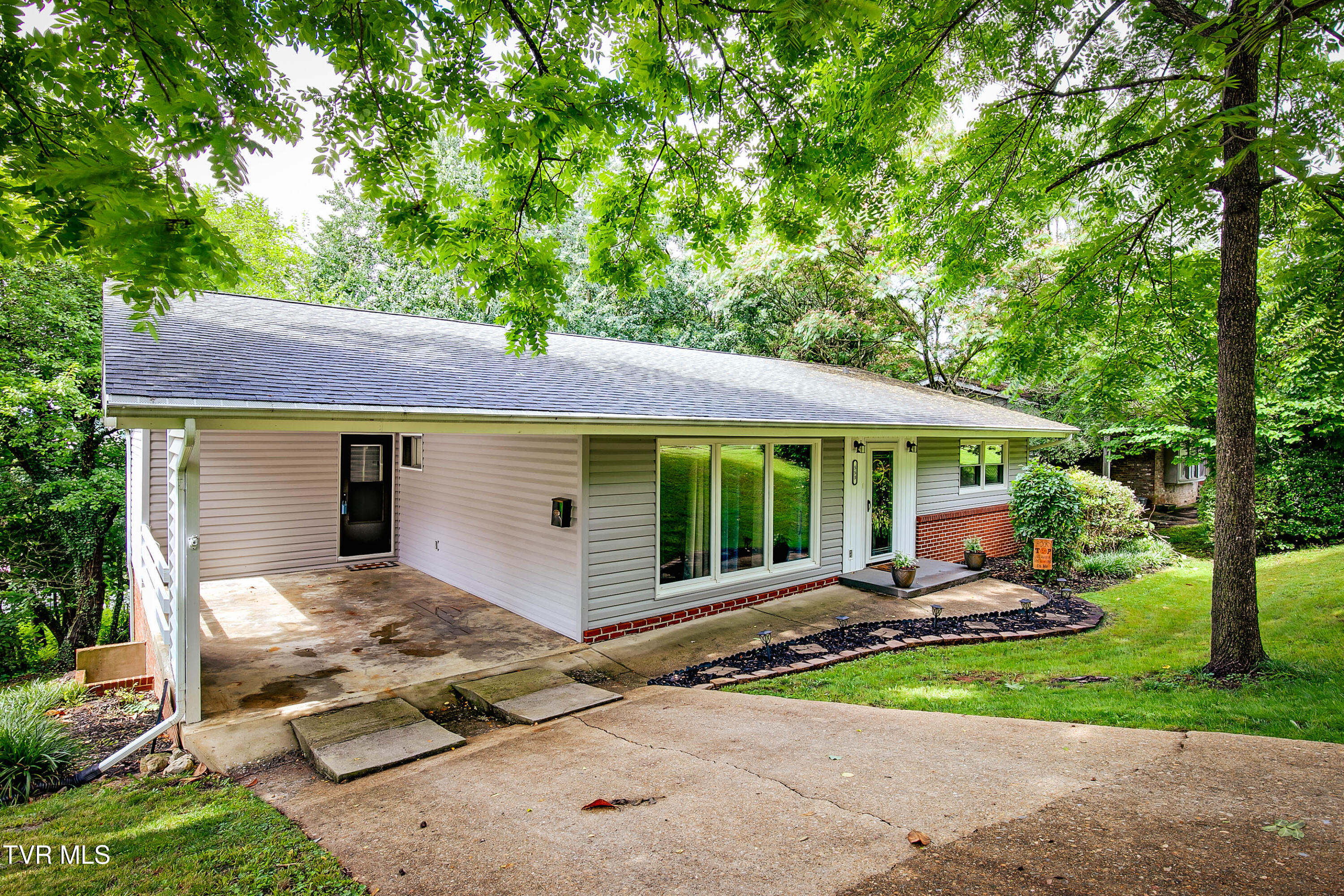 553 Bays View Road Kingsport, TN 37660 - Photo 3 of 34 553 Bays View Rd-3
