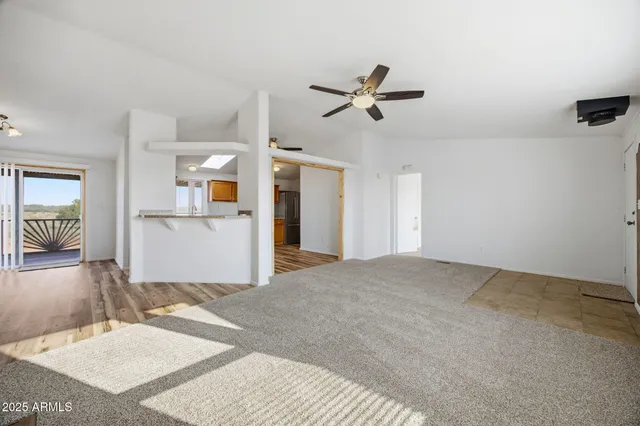 a view of empty room with a ceiling fan