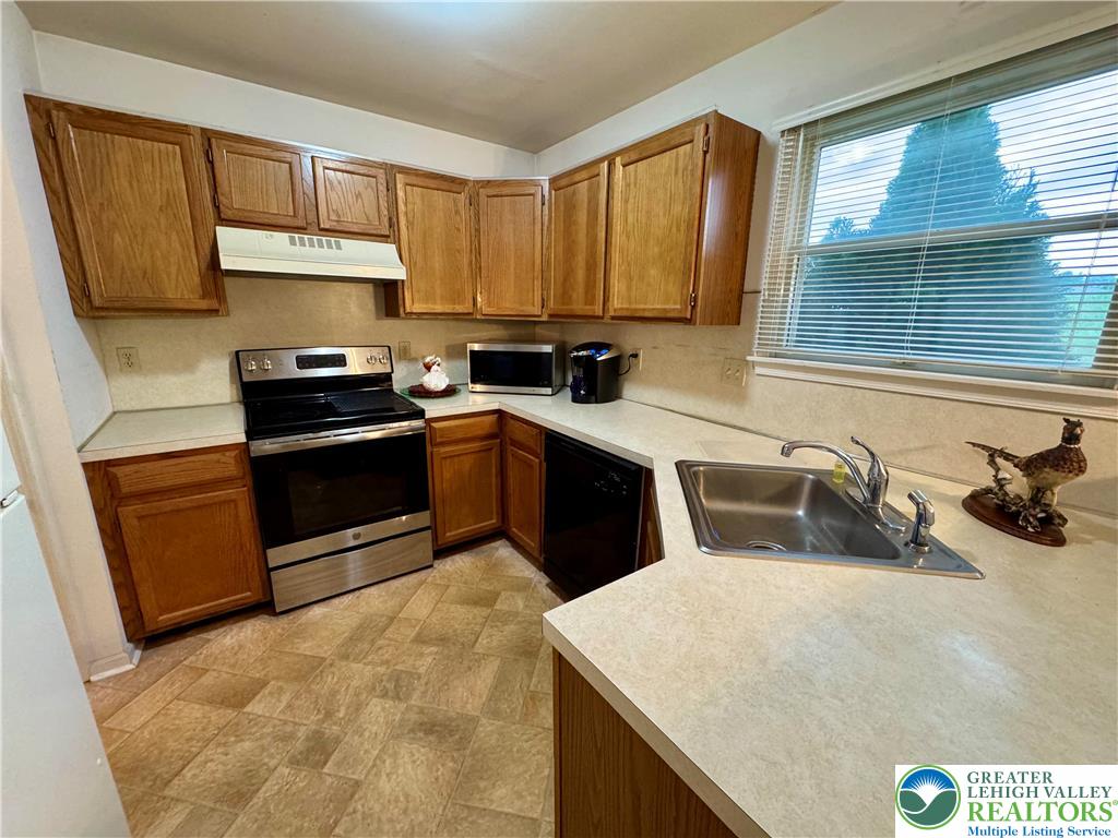 255 Ridings Circle Macungie, PA 18062 - Photo 10 of 30 a kitchen with stainless steel appliances granite countertop a sink stove and refrigerator