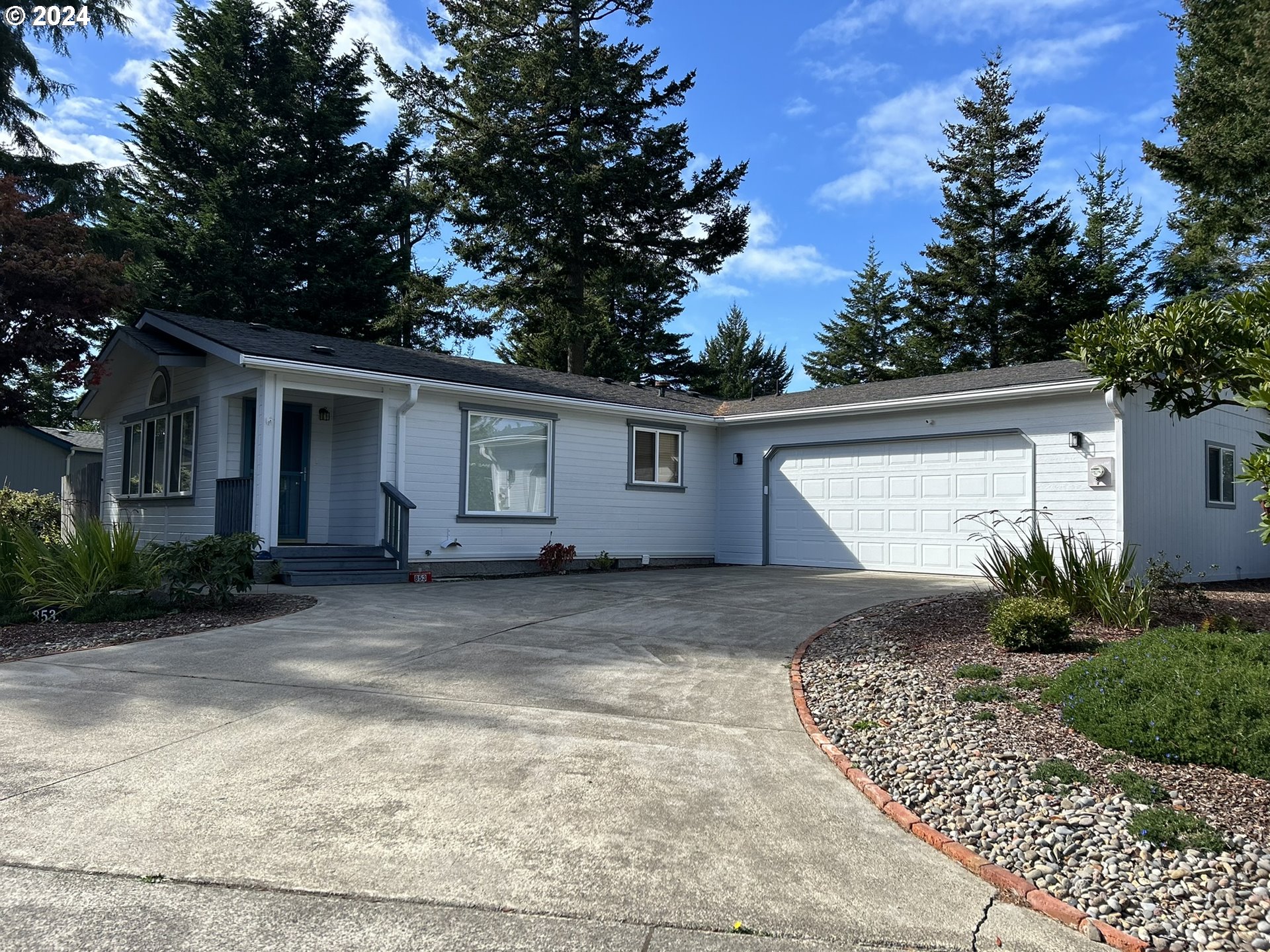 853 Munsel Creek Loop Florence, OR 97439 - Photo 2 of 44 front view of a house with a yard
