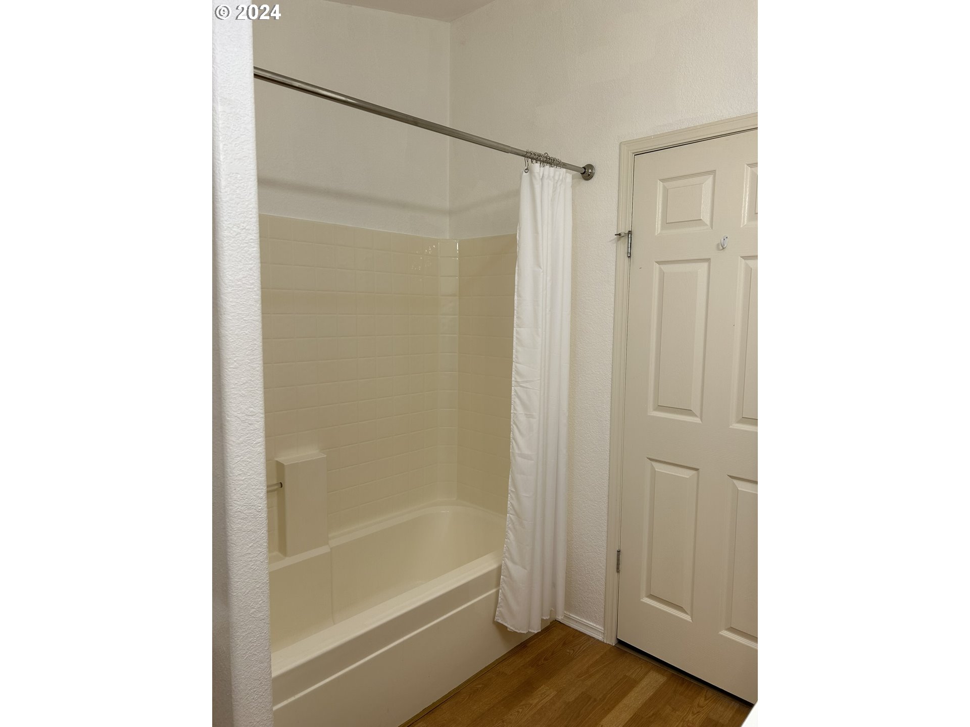 853 Munsel Creek Loop Florence, OR 97439 - Photo 22 of 44 a bathroom with a bathtub