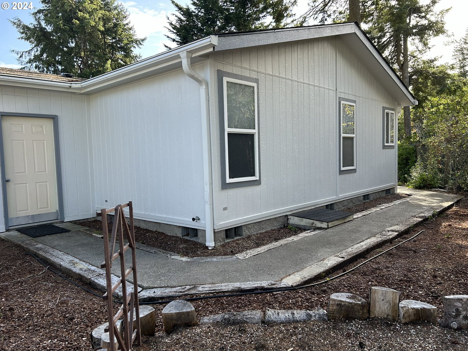 853 Munsel Creek Loop Florence, OR 97439 - Photo 36 of 44 a backyard of a house