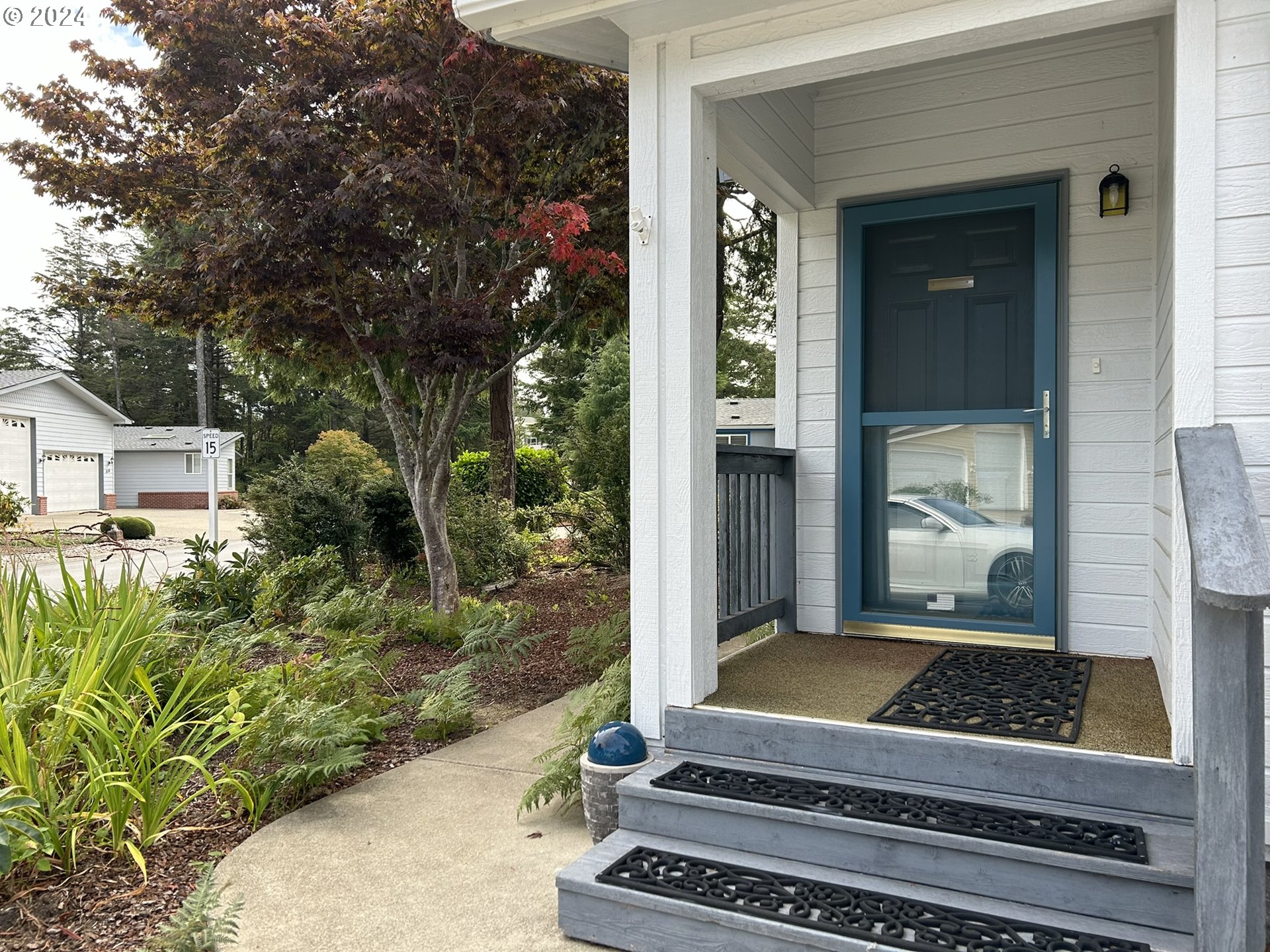 853 Munsel Creek Loop Florence, OR 97439 - Photo 5 of 44 front view of a house with a yard
