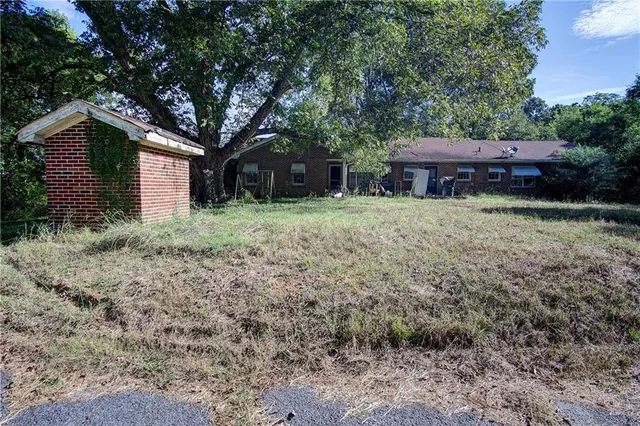 a view of a backyard