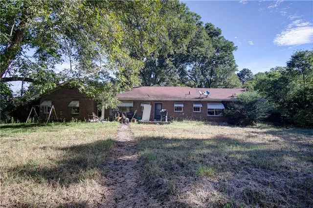 a view of a house with backyard