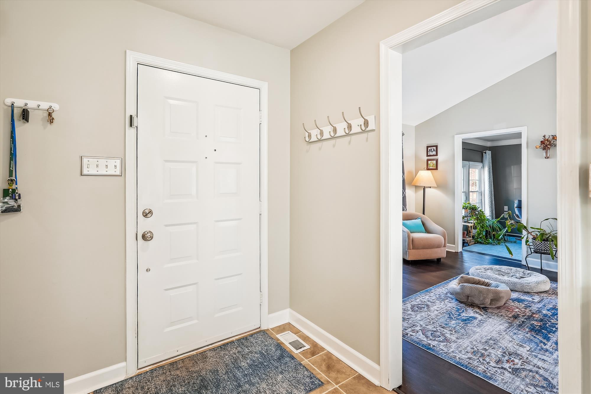 203 Orchard Circle Hamilton, VA 20158 - Photo 4 of 41 Foyer