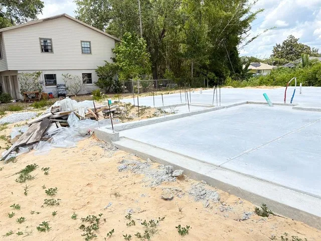 a view of backyard of the house