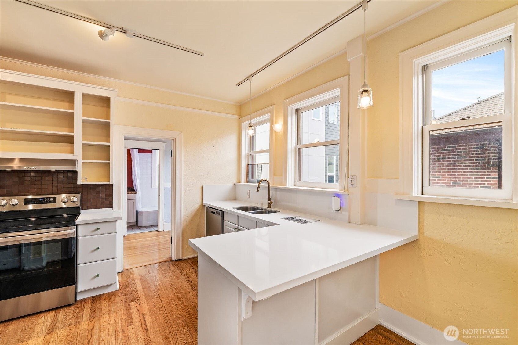 2915 Franklin Avenue East, Unit A Seattle, WA 98102 - Photo 11 of 34 a kitchen that has a sink and a stove in it