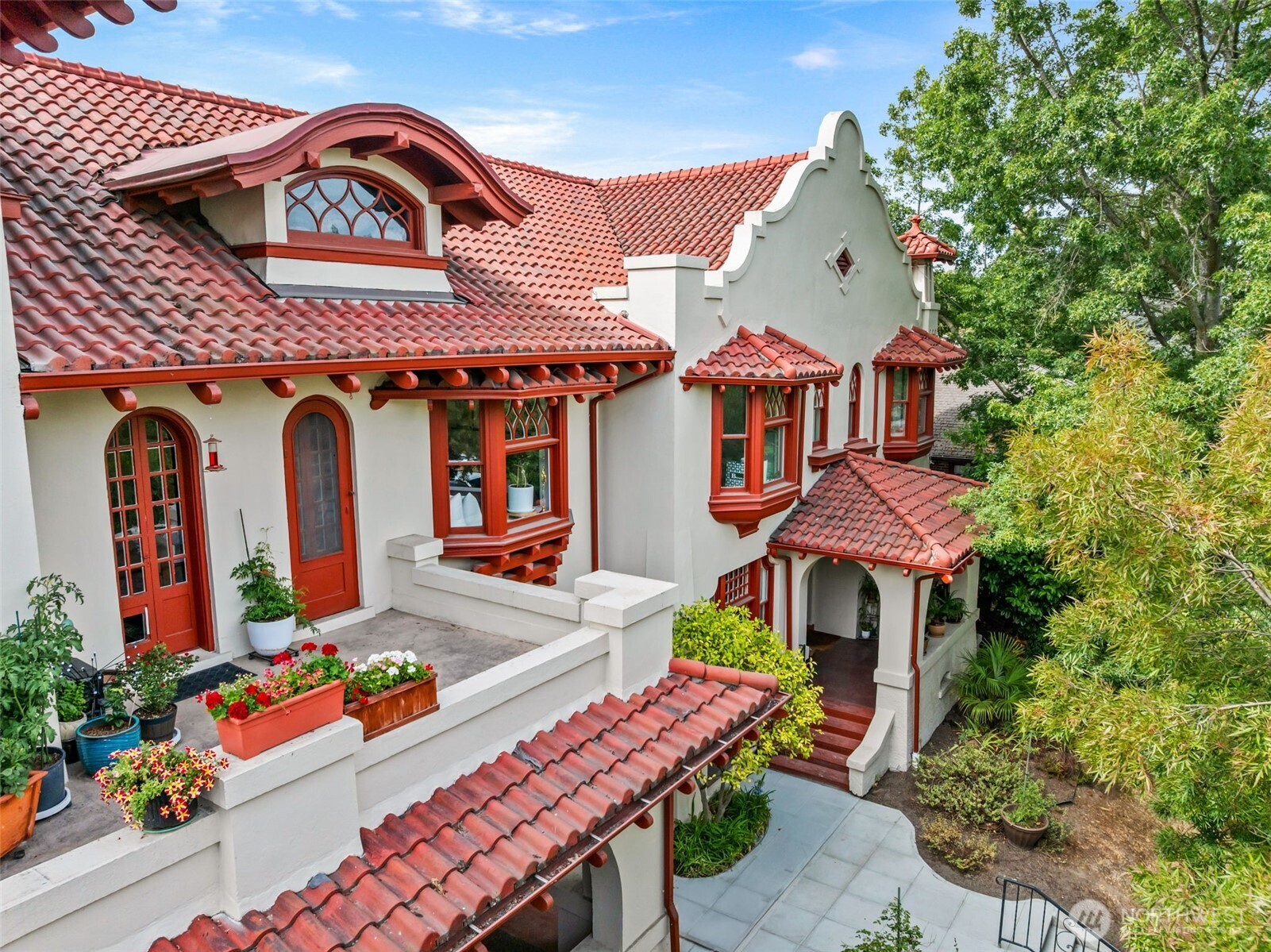 2915 Franklin Avenue East, Unit A Seattle, WA 98102 - Photo 2 of 34 an aerial view of a house