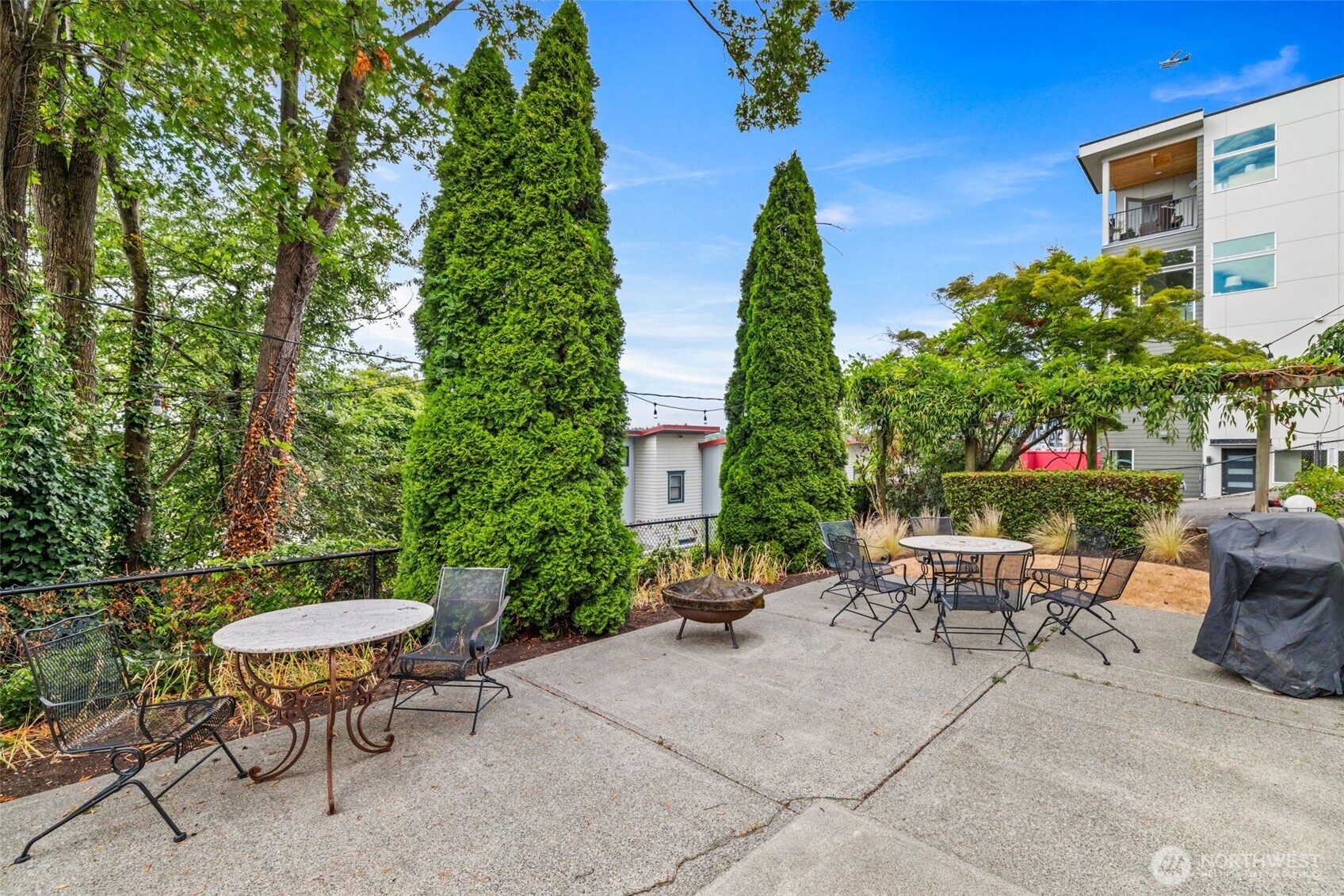 2915 Franklin Avenue East, Unit A Seattle, WA 98102 - Photo 28 of 34 a view of a chairs and table in a backyard