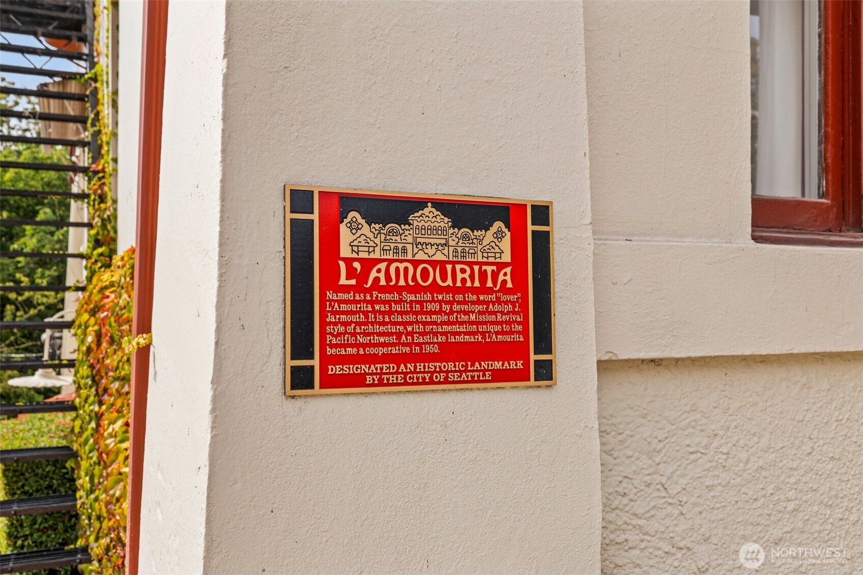 2915 Franklin Avenue East, Unit A Seattle, WA 98102 - Photo 30 of 34 a sign on the wall of a building