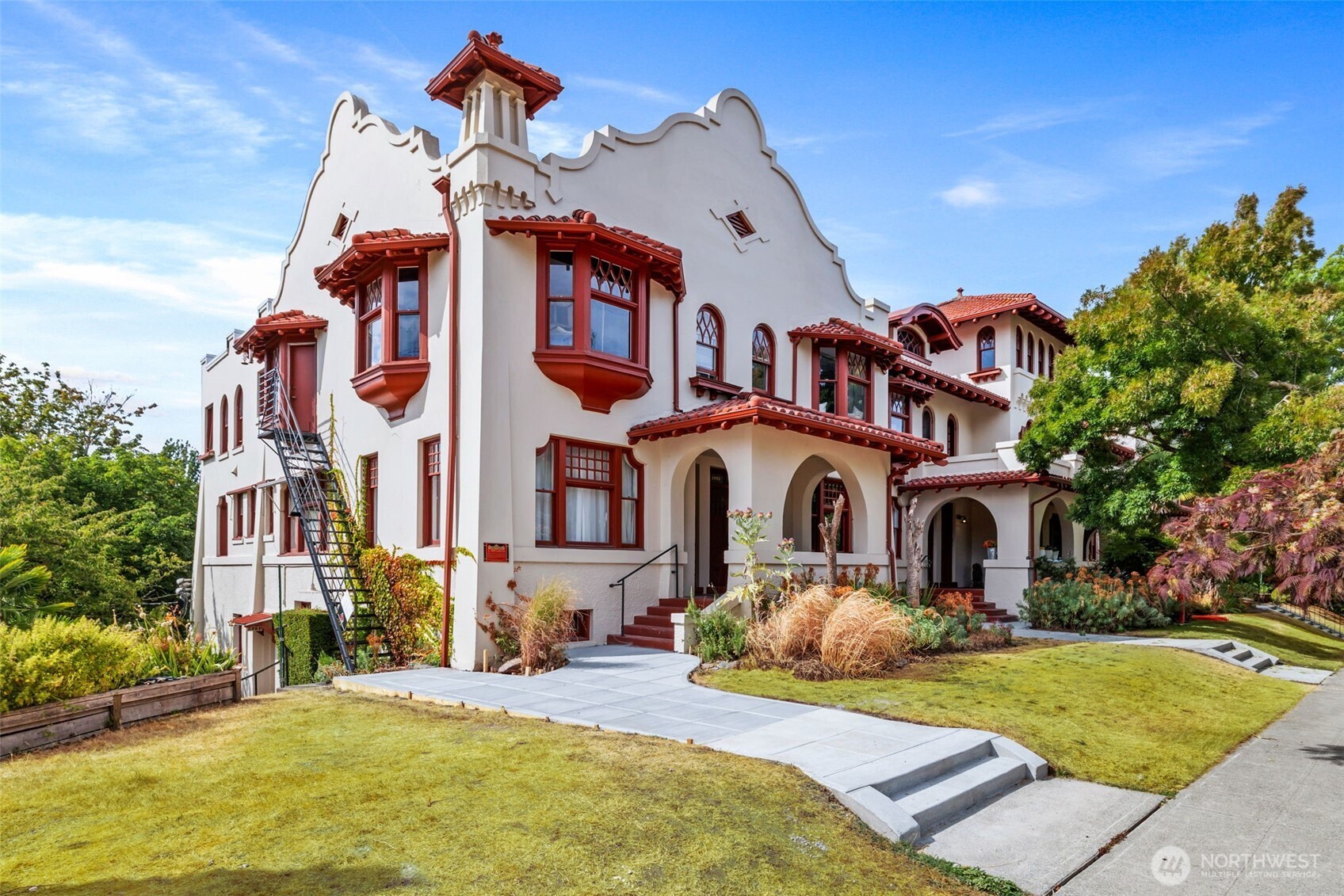 2915 Franklin Avenue East, Unit A Seattle, WA 98102 - Photo 33 of 34 a front view of a house with yard and outdoor seating