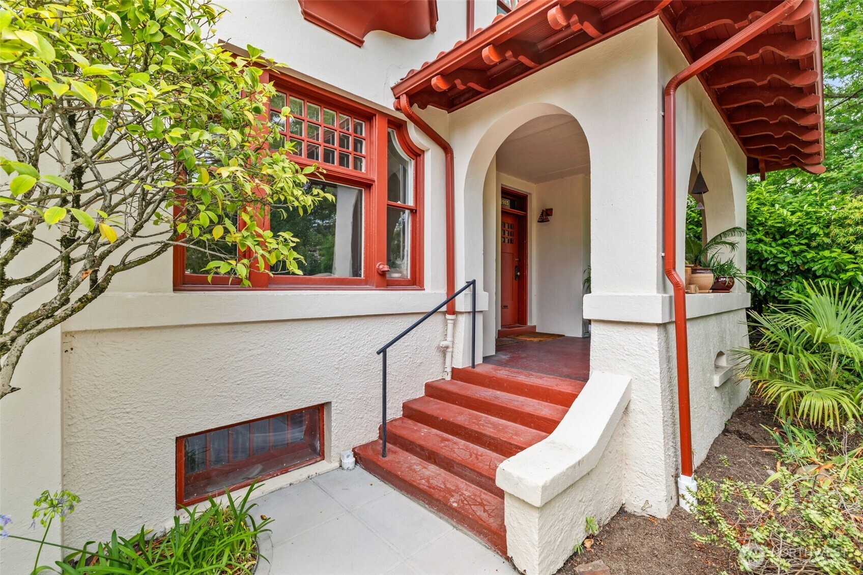 2915 Franklin Avenue East, Unit A Seattle, WA 98102 - Photo 4 of 34 a view of front door of house with stairs