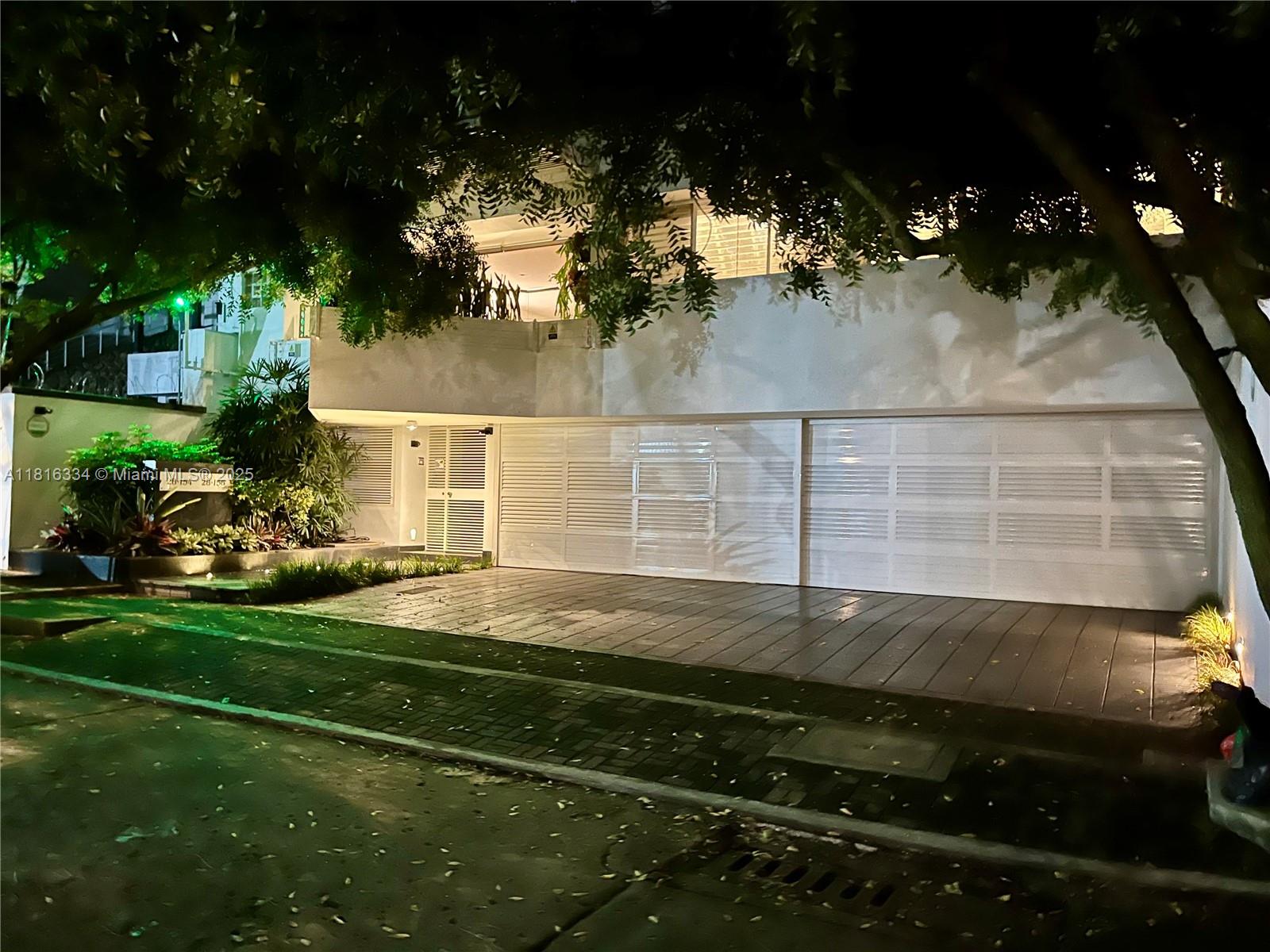 a view of a backyard