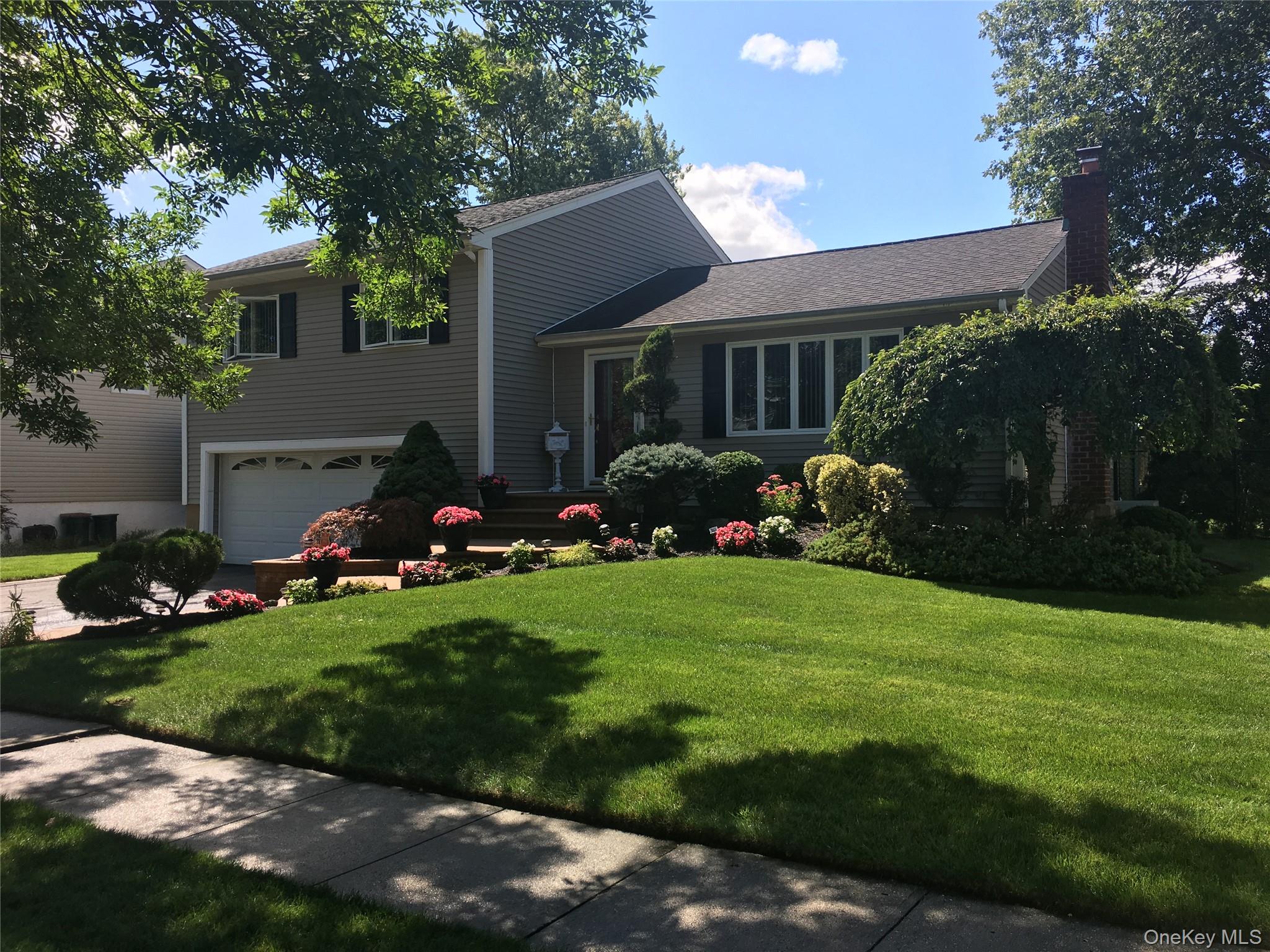 19 Keswick Lane Plainview, NY 11803 - Photo 2 of 50 a front view of a house with garden