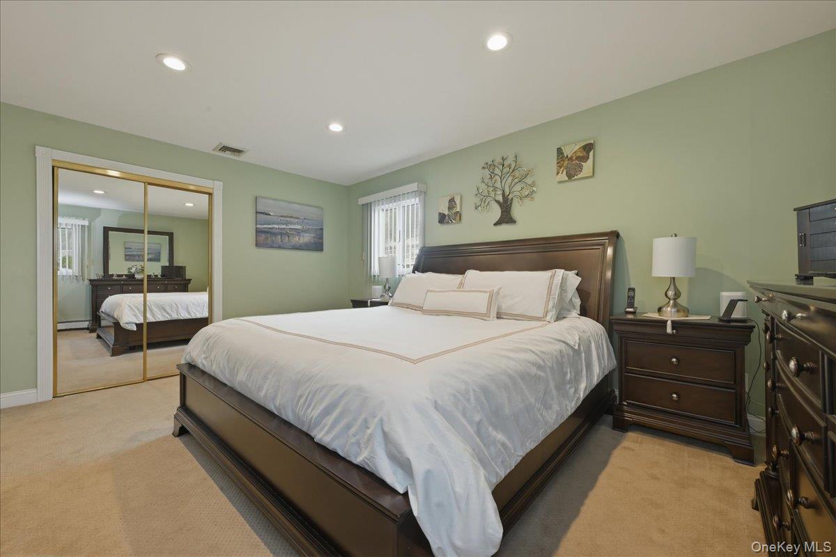19 Keswick Lane Plainview, NY 11803 - Photo 27 of 50