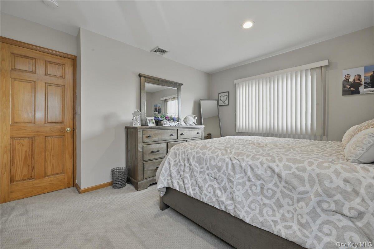 19 Keswick Lane Plainview, NY 11803 - Photo 32 of 50