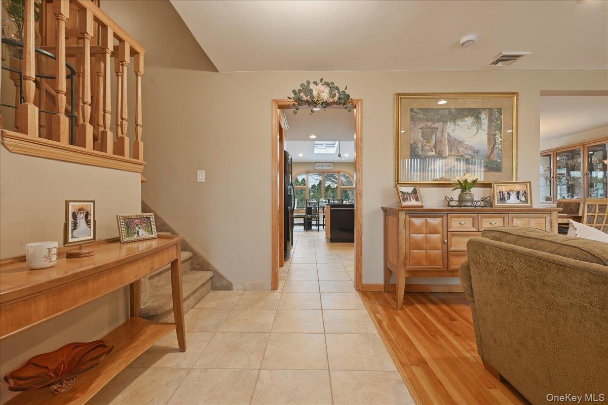 19 Keswick Lane Plainview, NY 11803 - Photo 6 of 50