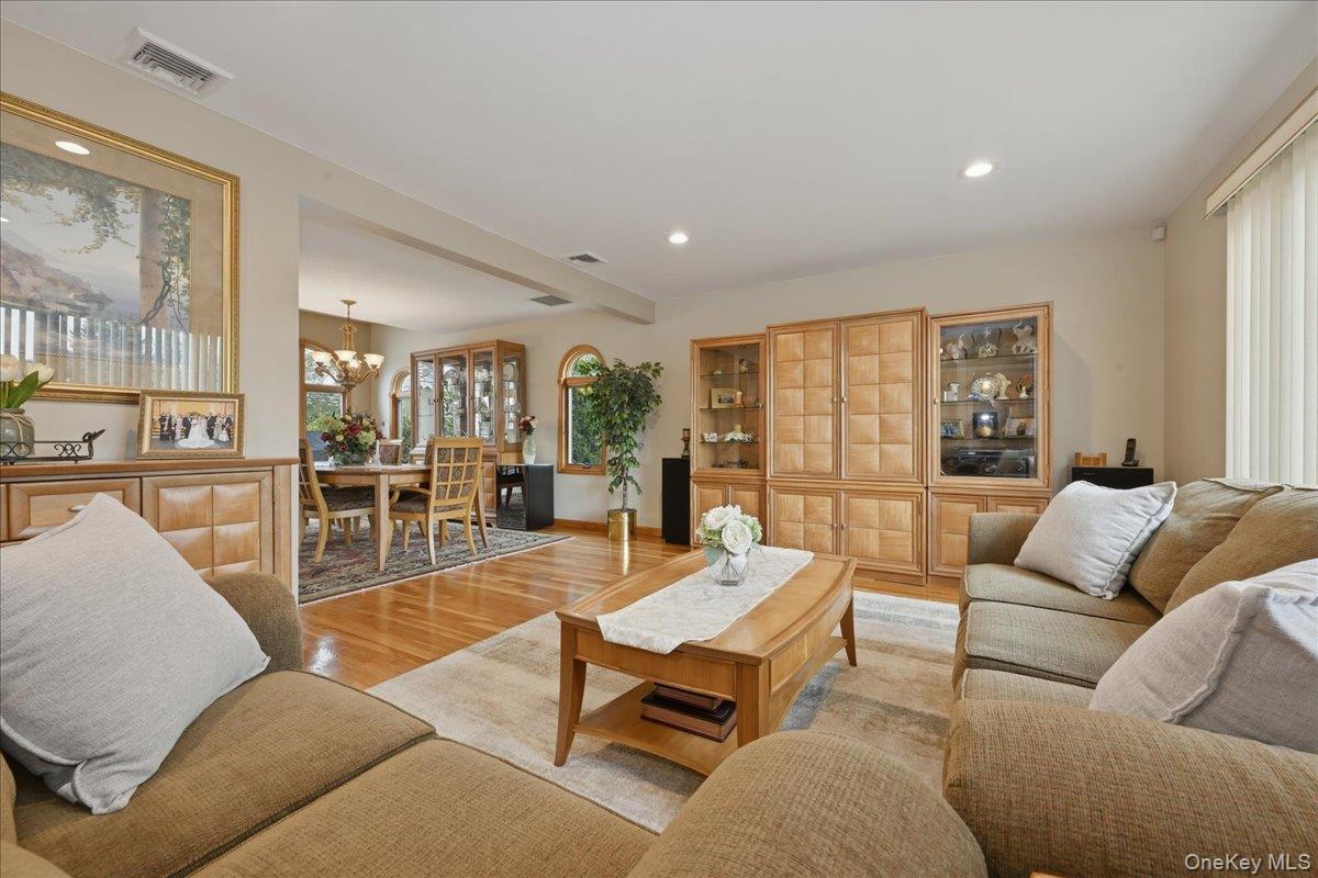 19 Keswick Lane Plainview, NY 11803 - Photo 8 of 50