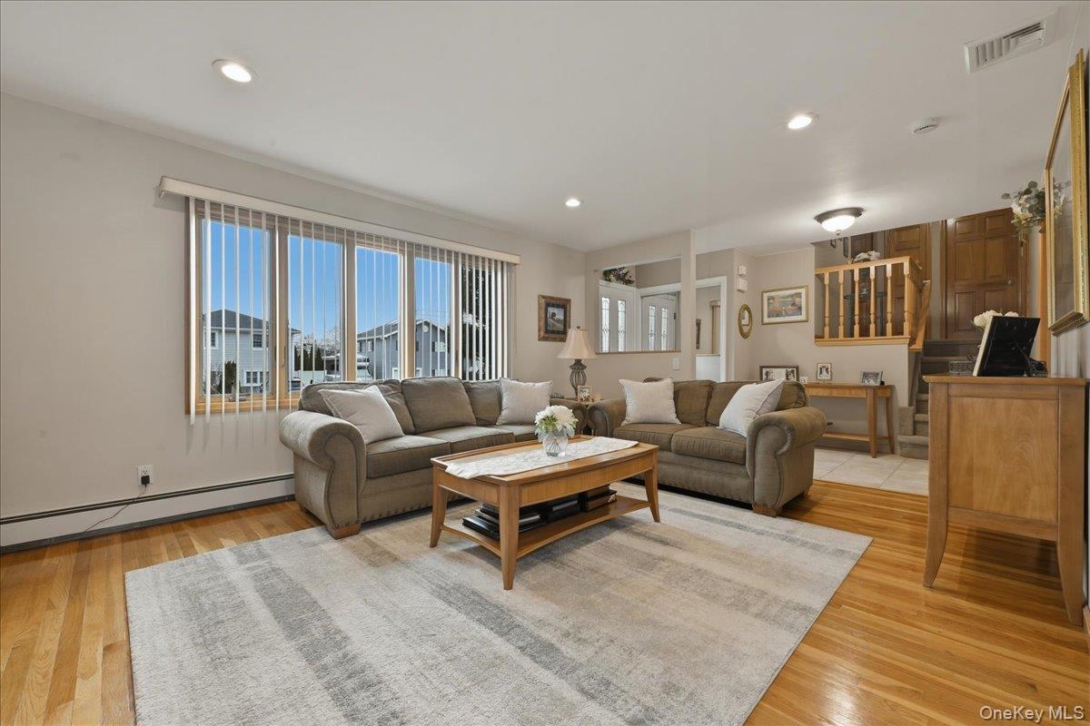 19 Keswick Lane Plainview, NY 11803 - Photo 9 of 50