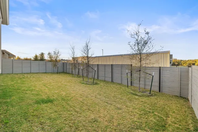 a view of a backyard