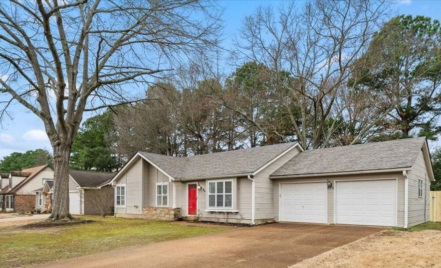 947 Hunters Retreat Drive Collierville, TN 38017 - Photo 20 of 24 a front view of a house with a yard and garage