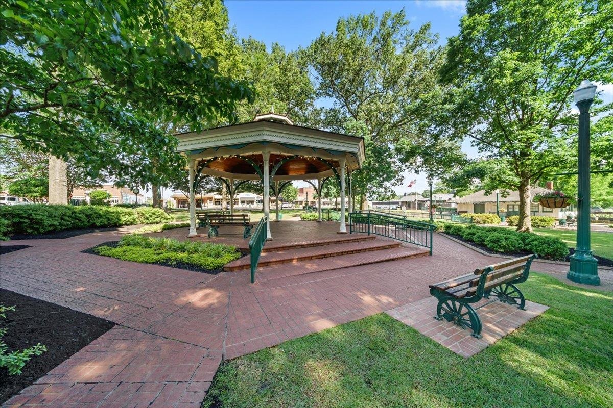 947 Hunters Retreat Drive Collierville, TN 38017 - Photo 22 of 24 a garden view with a seating space