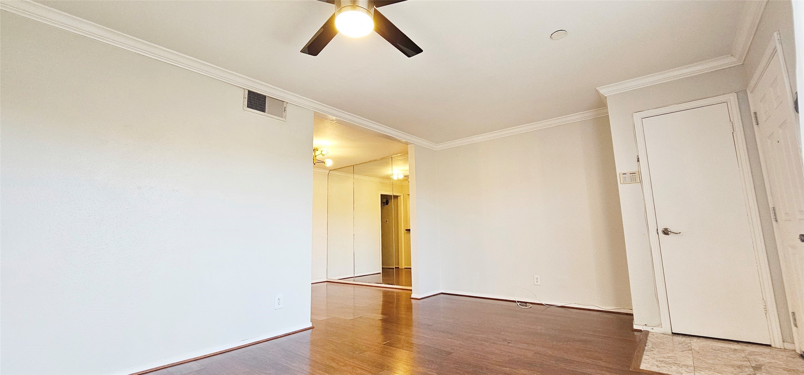 11550 Chimney Rock Road, Unit 205 Houston, TX 77035 - Photo 6 of 27 an entryway in a room