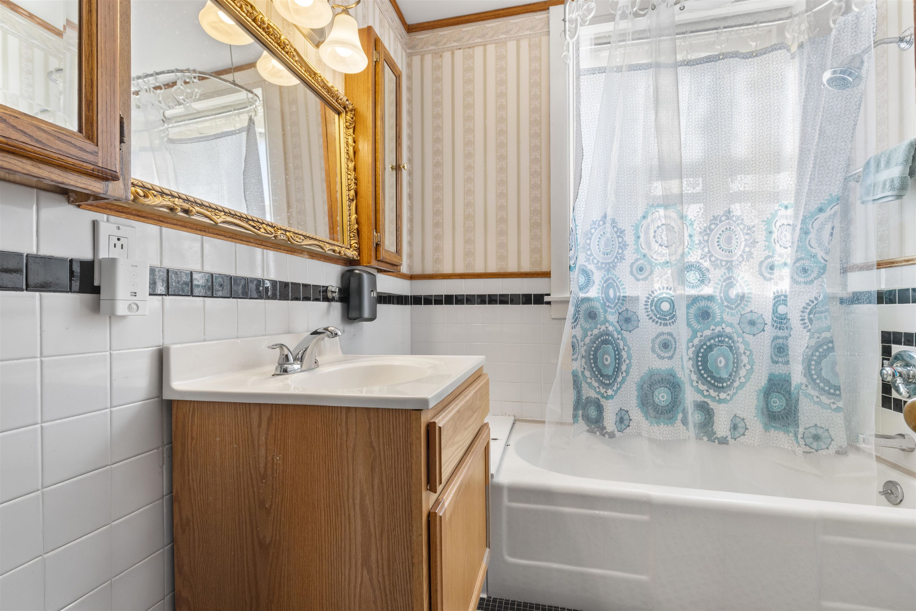 395 North Cedarville Road Freeport, IL 61032 - Photo 13 of 47 a bathroom with a sink and a bathtub