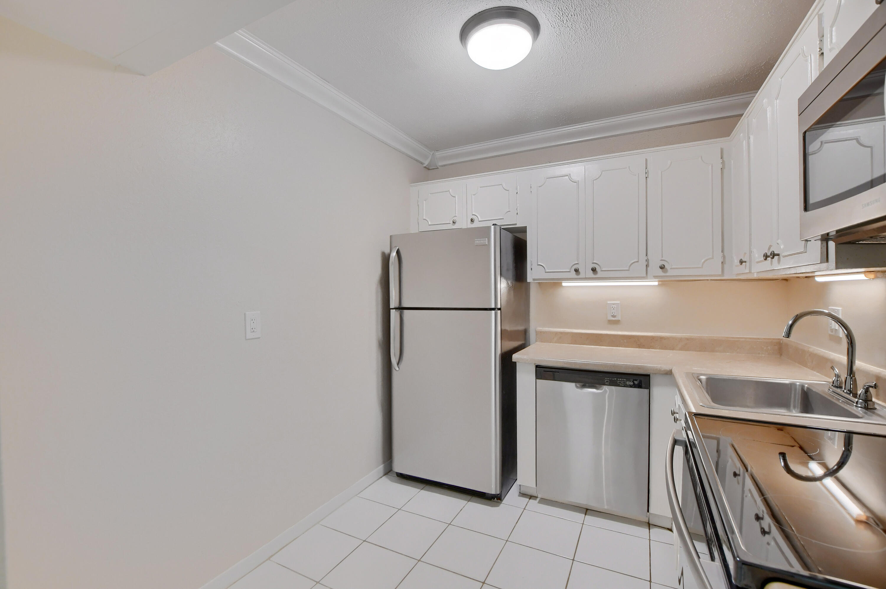 450 Northwest 20th Street, Unit 106 Boca Raton, FL 33431 - Photo 4 of 24 26_ebf_2170-hdr(5)